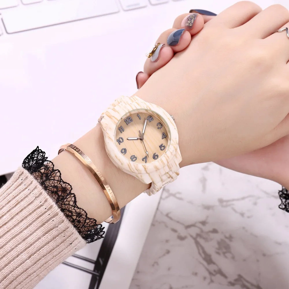 2022 New Fashion Wooden Watch Women's Watches Imitation Wood Leather Band Quartz Wristwatches Ladies Free Shipping Montre Femme